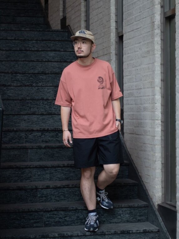ゴールドウインオンラインストア公式 | STAFF PICKS | ダスティピンクのグラフィックTシャツとブラックのショートパンツを合わせ、街歩きにも映えるカジュアルアウトドアルック