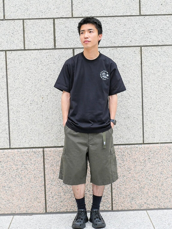 ゴールドウインオンラインストア公式 | STAFF PICKS | ブラックのザ・ノース・フェイスグラフィックTシャツにオリーブカラーのカーゴショーツを合わせたアウトドアテイストのルック