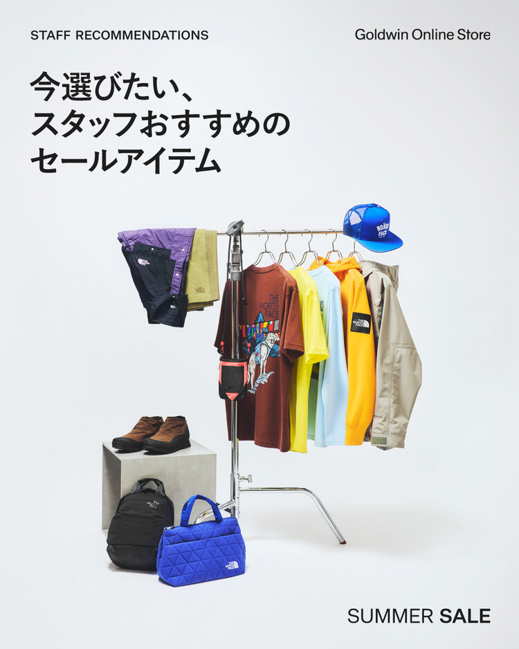 ゴールドウインオンラインストア公式 | 今選びたい、スタッフおすすめのセールアイテム | ラックに掛けたウェアやショーツ、バッグ、シューズを展示したセール特集のディスプレイイメージ