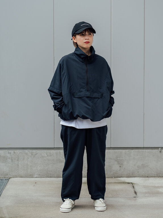 ゴールドウインオンラインストア公式 | STAFF PICKS AUTUMN OUTERWEAR STYLE | ネイビーカラーのハーフジップアノラックジャケットを着用したルック。軽量で動きやすいデザインがデイリーからアウトドアまで活躍する着こなし。