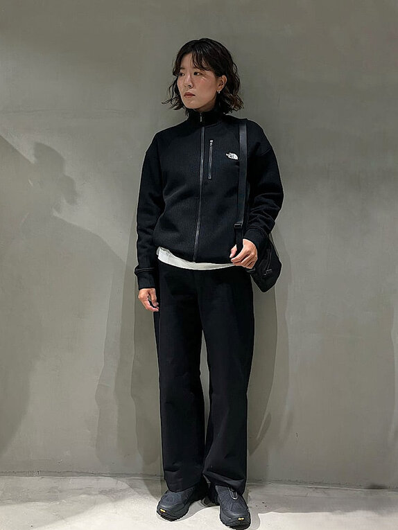 ゴールドウインオンラインストア公式 | STAFF PICKS AUTUMN OUTERWEAR STYLE | ブラックカラーのフリースジャケットを着用し、街歩きやデイリーユースに適したシンプルなコーディネートを表現した全身ルック。