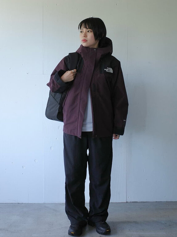 ゴールドウインオンラインストア公式 | STAFF PICKS AUTUMN OUTERWEAR STYLE | バーガンディ×ブラックのGORE-TEXシェルジャケットを着用し、タウンユースからアウトドアまで活躍する全身コーディネートルック。