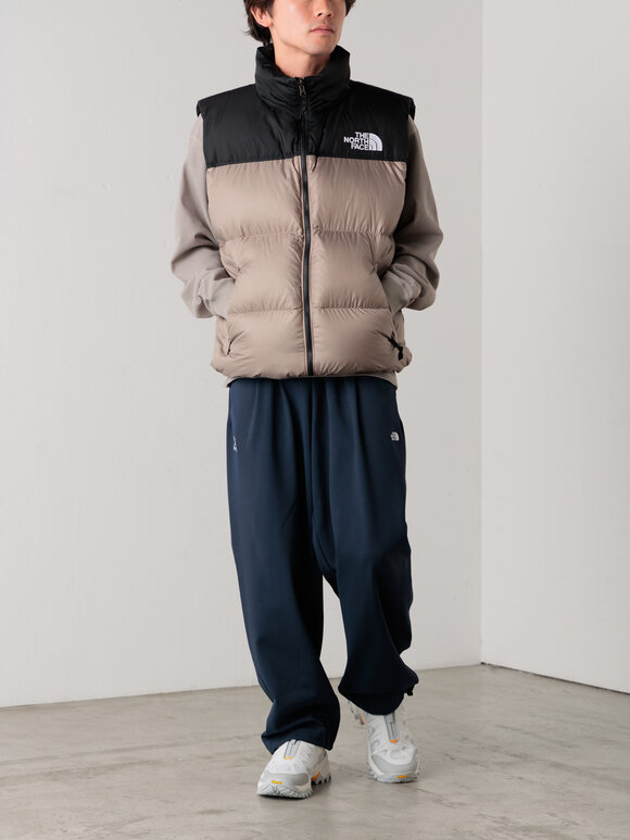 ゴールドウインオンラインストア公式 | 秋の気分をロンTから。 | THE NORTH FACEのベージュ×ブラック切り替えダウンベストと、シンプルなワッフル素材の長袖Tシャツを合わせたアウトドアカジュアルルック