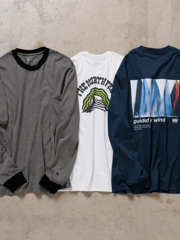 ゴールドウインオンラインストア公式 | 秋の気分をロンTから。 | ボーダー柄ロングスリーブTシャツとグラフィックプリントTシャツを並べ、デザインバリエーションを見せたトップスの展示