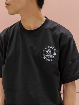 ゴールドウインオンラインストア公式 | STAFF PICKS | ブラックのザ・ノース・フェイスTシャツに配された山岳モチーフのグラフィックプリントを見せた胸元のアップ