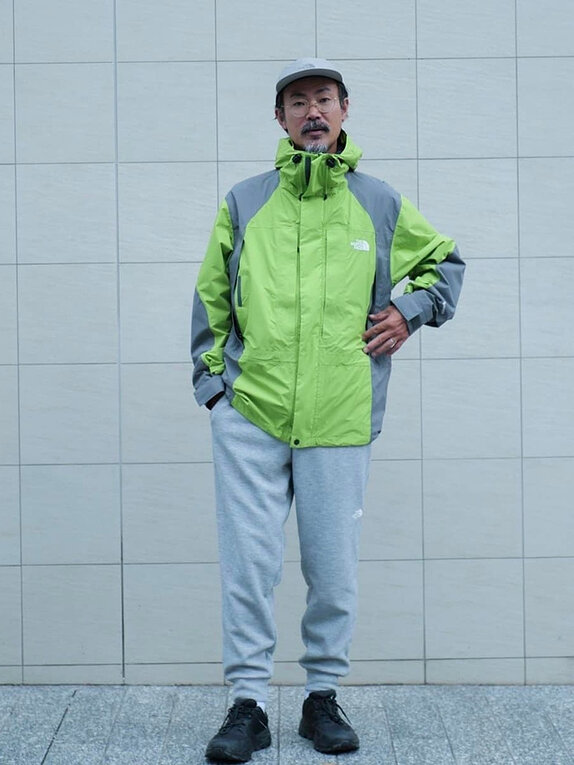 ゴールドウインオンラインストア公式 | STAFF PICKS AUTUMN OUTERWEAR STYLE | ライムグリーン×グレーの防水シェルジャケットを着用したルック。雨天時やアウトドアシーンに対応する機能的なデザインを活かしたコーディネート。