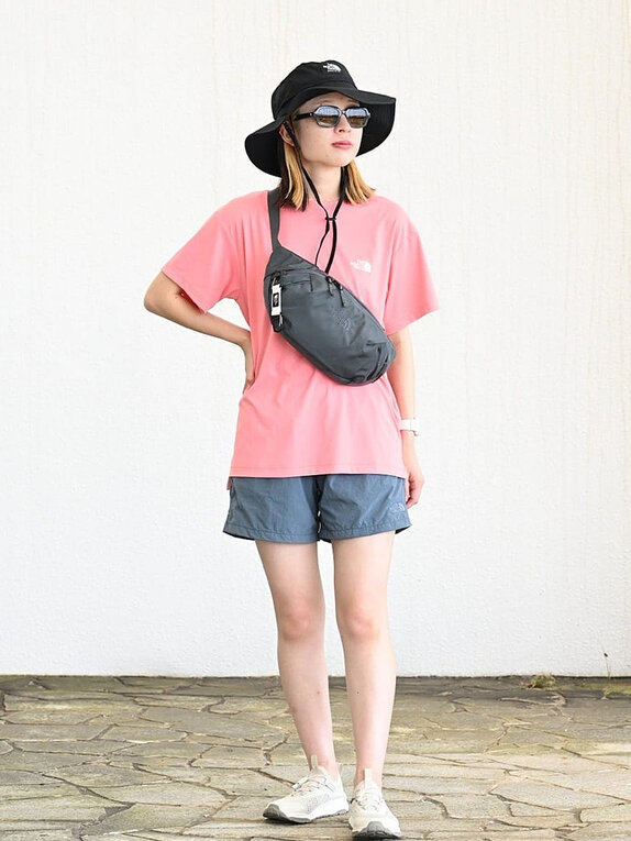 ゴールドウインオンラインストア公式 | STAFF PICKS | ピンクのザ・ノース・フェイスTシャツにブルーグレーのショートパンツを合わせ、ハットとボディバッグを取り入れたアウトドアルック