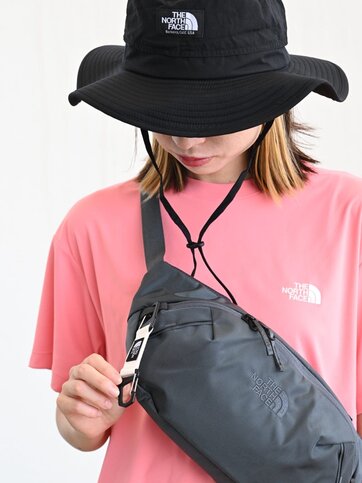 ゴールドウインオンラインストア公式 | STAFF PICKS | ピンクのザ・ノース・フェイスTシャツにグレーのボディバッグとブラックハットを合わせたアクティブなスタイリングのアップ
