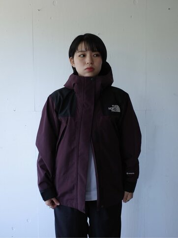ゴールドウインオンラインストア公式 | STAFF PICKS AUTUMN OUTERWEAR STYLE | バーガンディ×ブラックのGORE-TEXシェルジャケットを着用したルック。高めの襟と防水透湿素材を備えたアウトドア仕様のフロントスタイル。