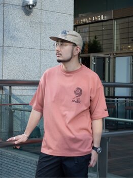 ゴールドウインオンラインストア公式 | STAFF PICKS | ダスティピンクのグラフィックTシャツに配された胸元のアートワークプリントが映える上半身ルック