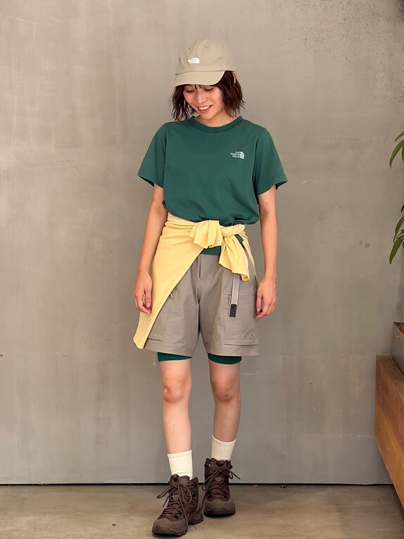 ゴールドウインオンラインストア公式 | STAFF PICKS | ダークグリーンのザ・ノース・フェイスTシャツにベージュのカーゴショーツを合わせ、アウトドアスタイルを楽しむモデルの全身ルック
