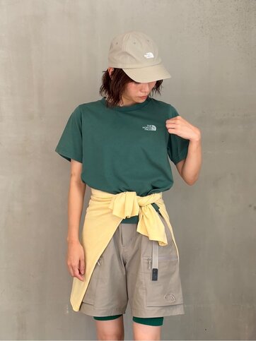 ゴールドウインオンラインストア公式 | STAFF PICKS | ダークグリーンのザ・ノース・フェイスTシャツとベージュのカーゴショーツを組み合わせたアクティブな着こなしのルック