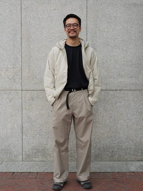 ゴールドウインオンラインストア公式 | STAFF PICKS AUTUMN OUTERWEAR STYLE | ライトベージュカラーのフード付きインサレーションジャケットを着用したルック。保温性と軽量性を兼ね備え、街歩きに適したコーディネート。