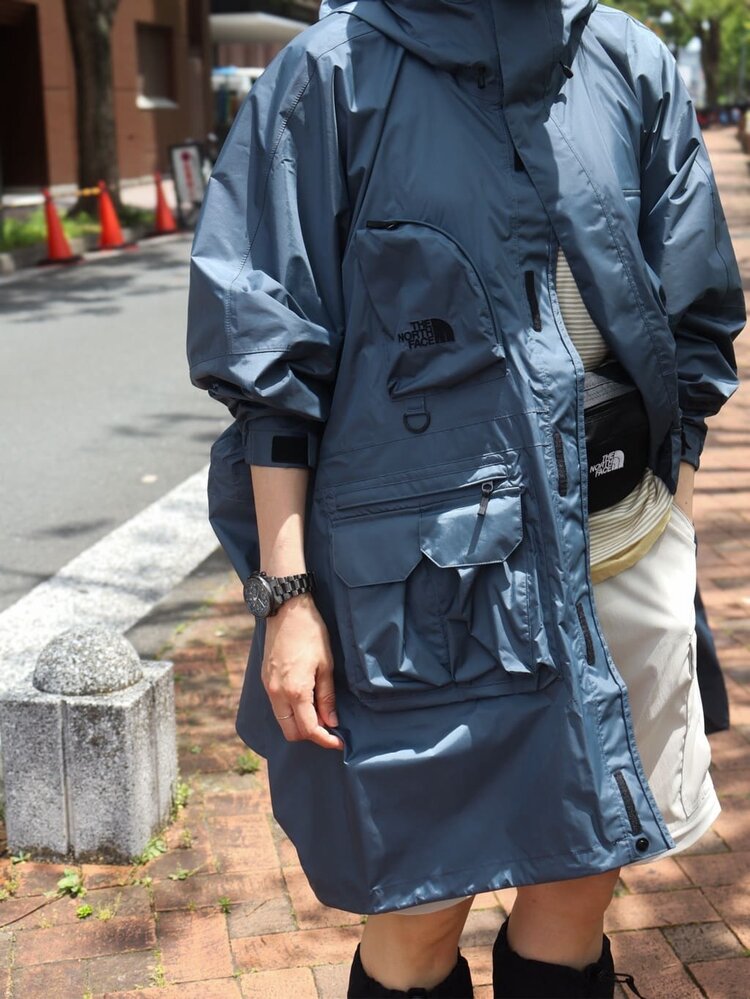 ゴールドウインオンラインストア公式 | STAFF STYLE | ブルーの防水レインポンチョはポケットがたくさん。ウエストバッグを中に忍ばせて、両手をふさがずに持ちたいものを携帯できます
