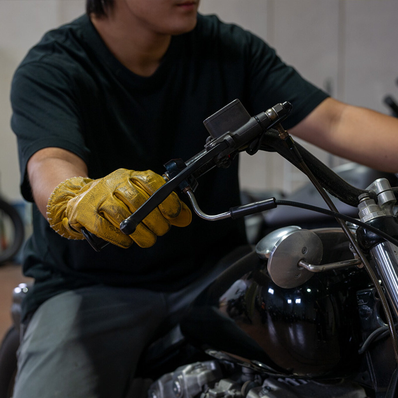 ジョン・ドゥー『コヨーテ』レザーグローブをつけてバイクに乗る様子