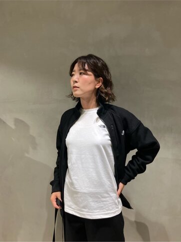 ゴールドウインオンラインストア公式 | STAFF PICKS AUTUMN OUTERWEAR STYLE | ブラックカラーのジップアップフリースジャケットを開け、インナーとのレイヤードスタイルを見せた着こなしがわかるフロントルック。
