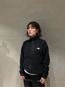 ゴールドウインオンラインストア公式 | STAFF PICKS AUTUMN OUTERWEAR STYLE | ブラックカラーのジップアップフリースジャケットを着用したルック。立ち襟デザインと保温性の高い素材感が際立つフロントスタイル。