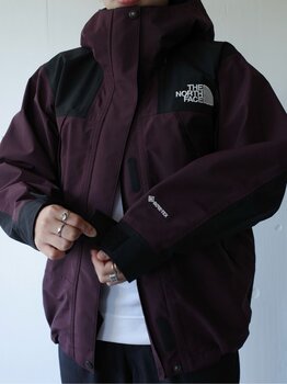 ゴールドウインオンラインストア公式 | STAFF PICKS AUTUMN OUTERWEAR STYLE | バーガンディ×ブラックのGORE-TEXシェルジャケットのディテール。袖口のアジャスターやフラップ仕様が防風性を高める機能的なデザイン。