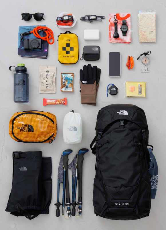 富士登山におすすめの装備品を集積したイメージ