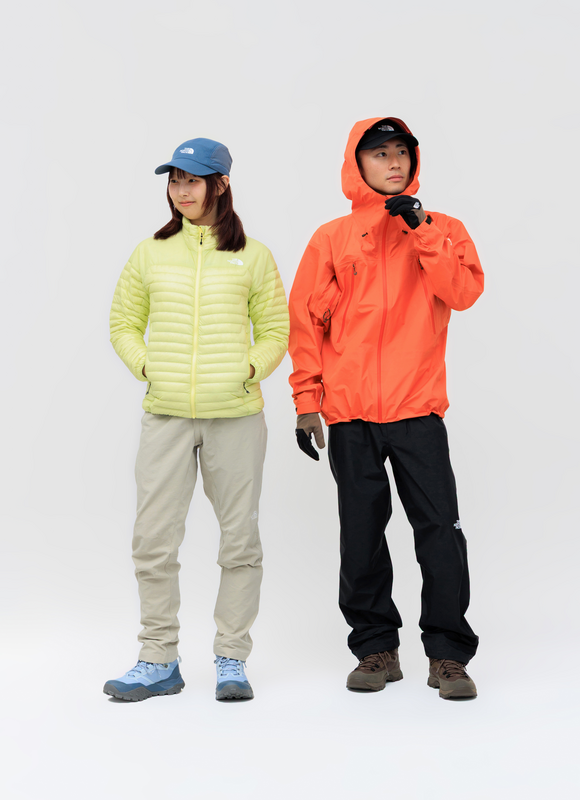 富士登山の必携品としてTHE NORTH FACEのクライムライトジャケットやサンダージャケットなどを着用した男女モデルのスタイリングイメージ