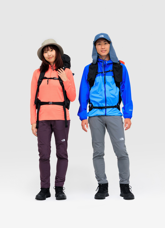 富士登山での行動ウエアのレイヤリング参考としてTHE NORTH FACEのスワローテイルフーディーやアルパインライトパンツなどを着用した男女モデルのスタイリングイメージ